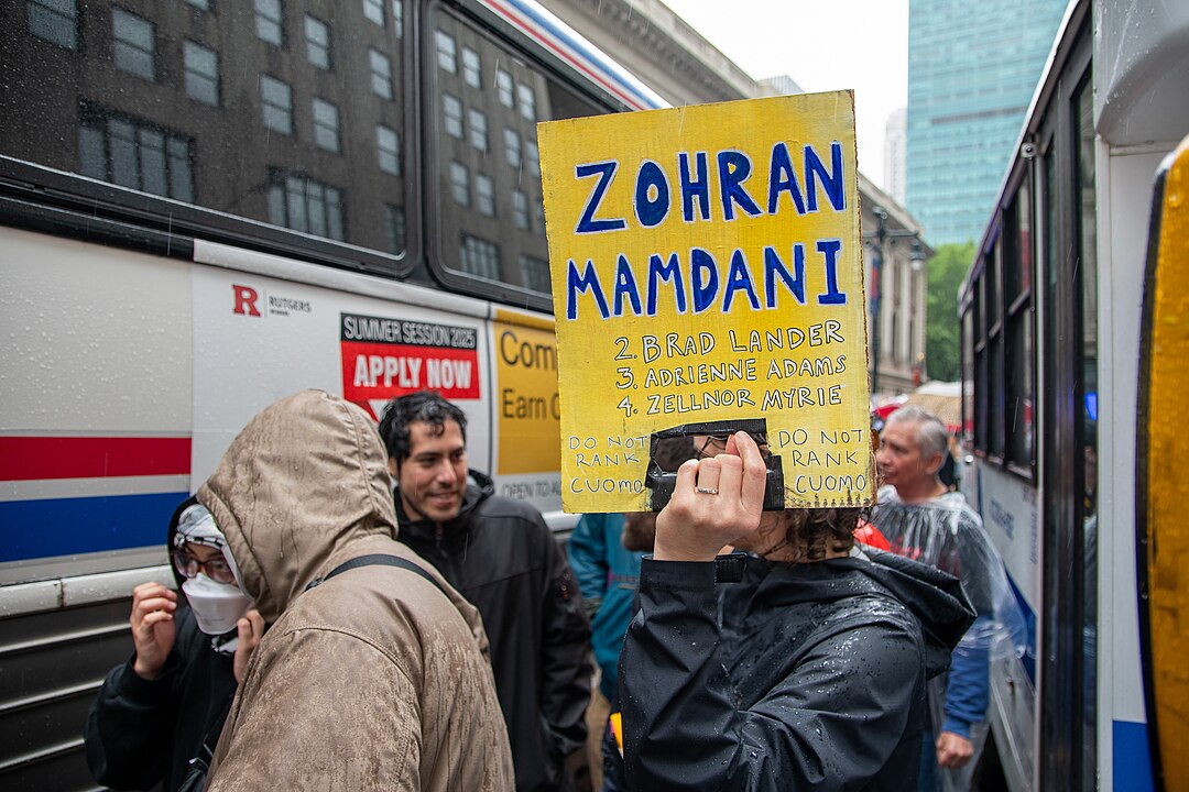 Demonstranten bei der No Kings Parade Demonstranten mit Plakaten auf denen gefordert wird, keine Stimmen für Mamdanis Mitbewerber Andrew Cuomo abzugeben, marschieren am 14. Juni 2025 durch die Straßen von New York City.