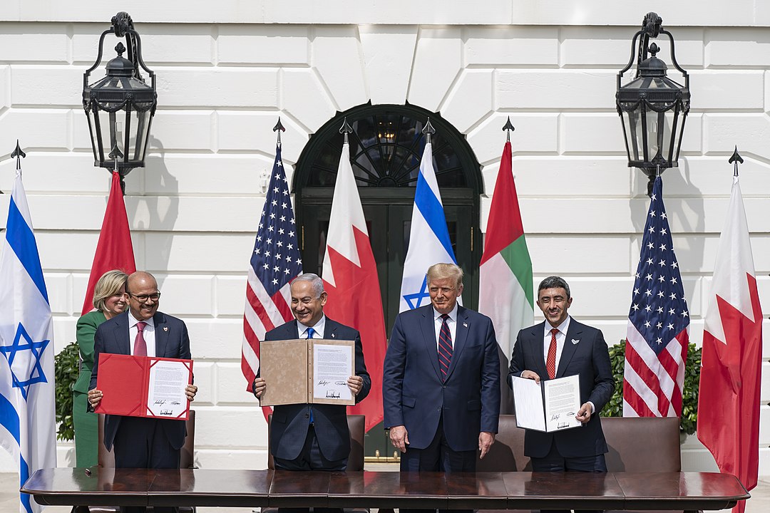 US-Präsident Donald Trump, der Außenminister von Bahrain, Abdullatif bin Raschid al-Sajani, der israelische Premierminister Benjamin Netanjahu und der Außenminister der Vereinigten Arabischen Emirate, Abdullah bin Zayid Al Nahyan, am 15. September 2020