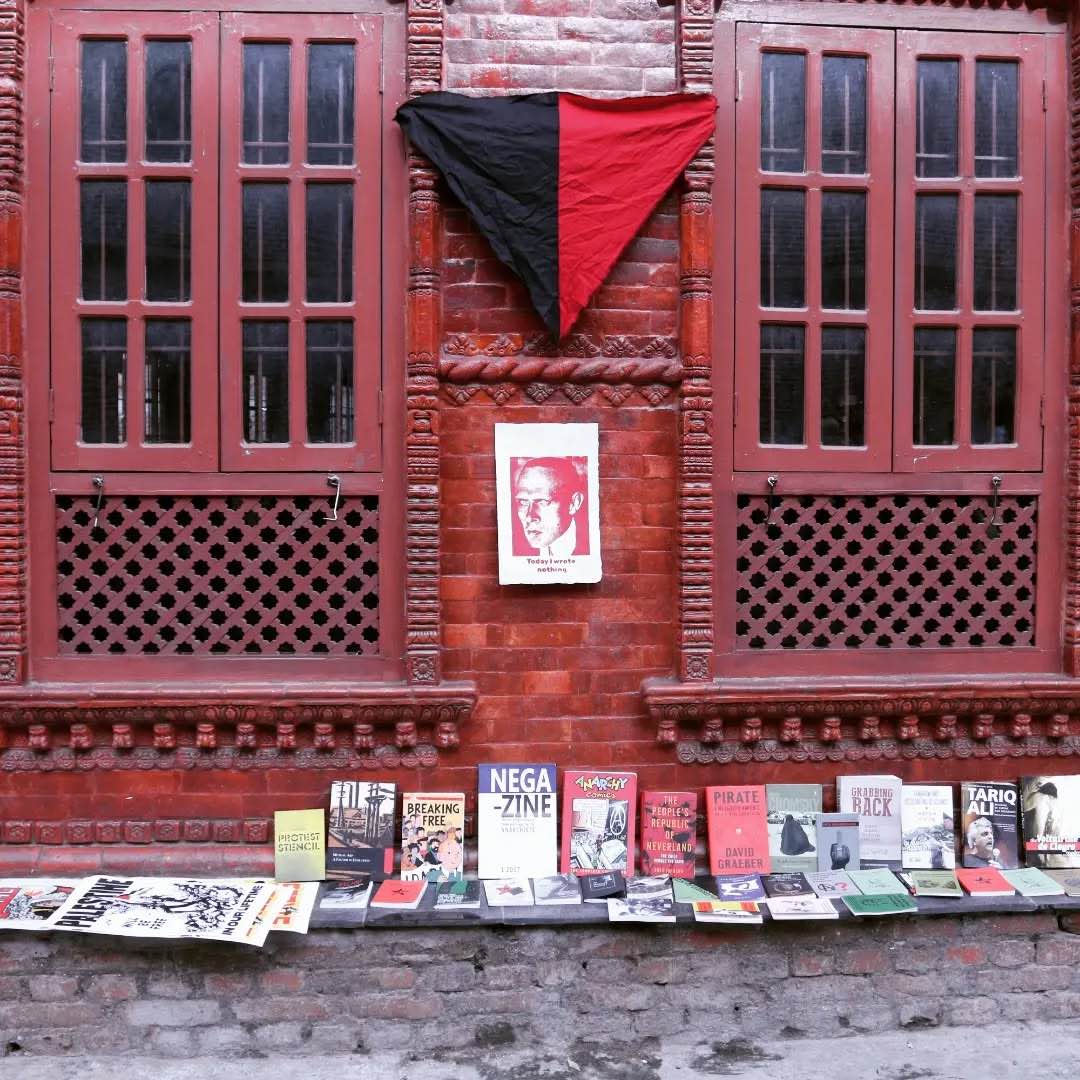 Black Book Distro präsentiert einige englischsprachige Materialien während des Anarchist Zine Fest in Nepal.