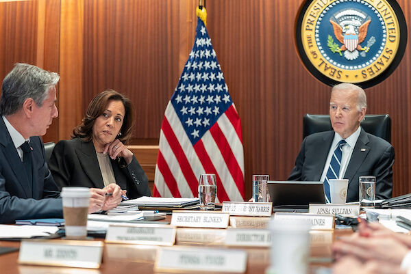 Präsident Biden und Vizepräsidentin Harris treffen sich mit nationalen Sicherheitsberatern, bevor sie mit dem israelischen Premierminister Benjamin Netanjahu über die Hamas-Angriffe vom 7. Oktober telefonieren, 10. Oktober 2023. (Adam Schultz/Wikimedia Commons)
