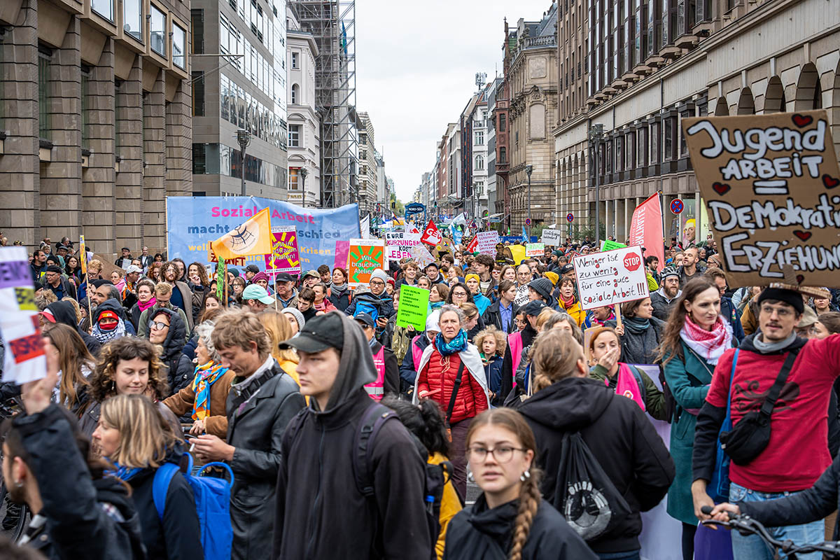Das Foto von © Björn Obmann zeigt ein Übersichrtsfoto über die bunt gewürfelte Demo in einer Straße