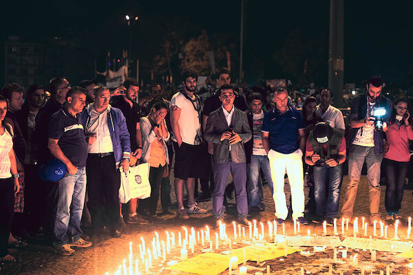 Foto: © Leonard Rokita via Umbruch Bildarchiv Das Foto zeigt Demonstrant:*innen rund um einen Kreis aus Kerzen