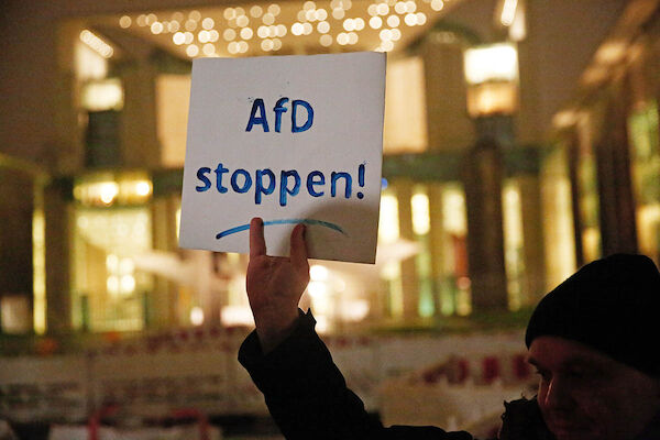 Ein Demonstrant hält ein selbstgemaltes Plakat mit der Forderung "Afd stoppen" in die Höhe Ein Demonstrant hält ein selbstgemaltes Plakat mit der Forderung "Afd stoppen" in die Höhe