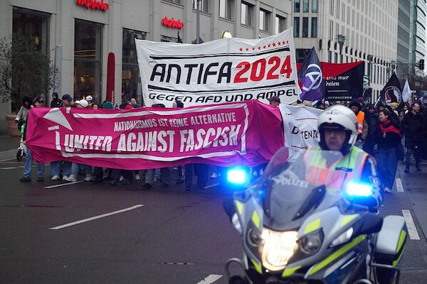 Foto: © heba / Umbruch Bildarchiv Das Foto zeigt das Transparent von Nationalismus ist keine Alternative