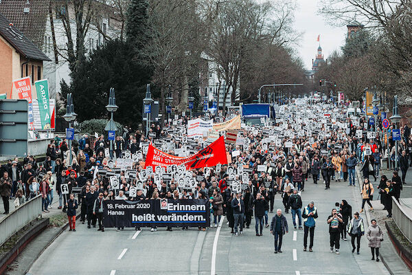 Foto © Protestfotografie.Frankfurt via Umbruch Bildarchiv: 17.02.2024 - Hanau - Demo zum 4. Jahrestag Das Foto von Foto © Protestfotografie.Frankfurt via Umbruch Bildarchiv zeigt von einer Brücke aus gesehen den Demozug vom 17.02.2024 zum 4. Jahrestag des Mordanschlags in Hanau