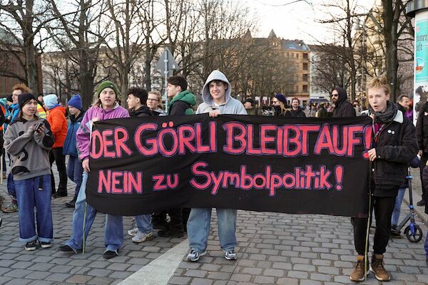 Foto: © heba / Umbruch Bildarchiv Drei junge Teilnehmer:*Innen der Demo halten ein Transparent mit der Aufschrift: "Der Görli bleibt auf! Nein zur Symbolpolitik!"