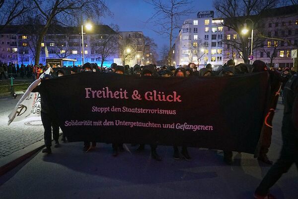 Das Foto von © heba zeigt das Fronttransparent der Demo: "Freiheit und Glück - Stoppt den Staatsterrorismus - Solidarität mit den Untergetauchten und Gefangenen!"