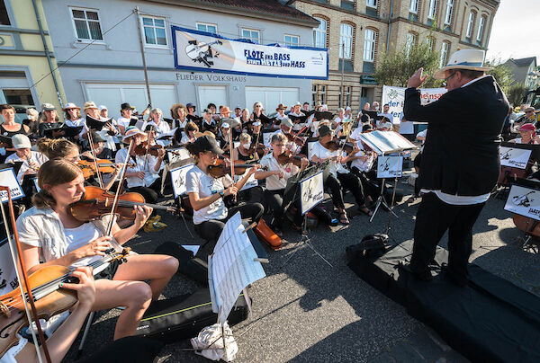 Das Foto zeigt das Protestkonzert vor dem Neonazitreffpunkt Flieder Volkshaus