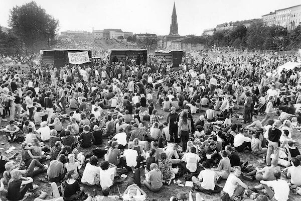 Das Foto zeigt den von Menschen gefüllten Görli bei dem Openair Konzert