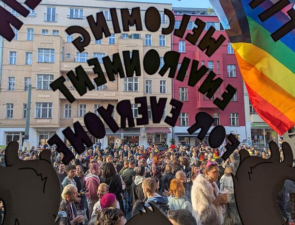 Das Foto von © Sabine Scheffer zeigte einen Blick aus der Tipsy Bear Bar auf die Masse an solidarischen Menschen, die auf der Straße davor feiern.