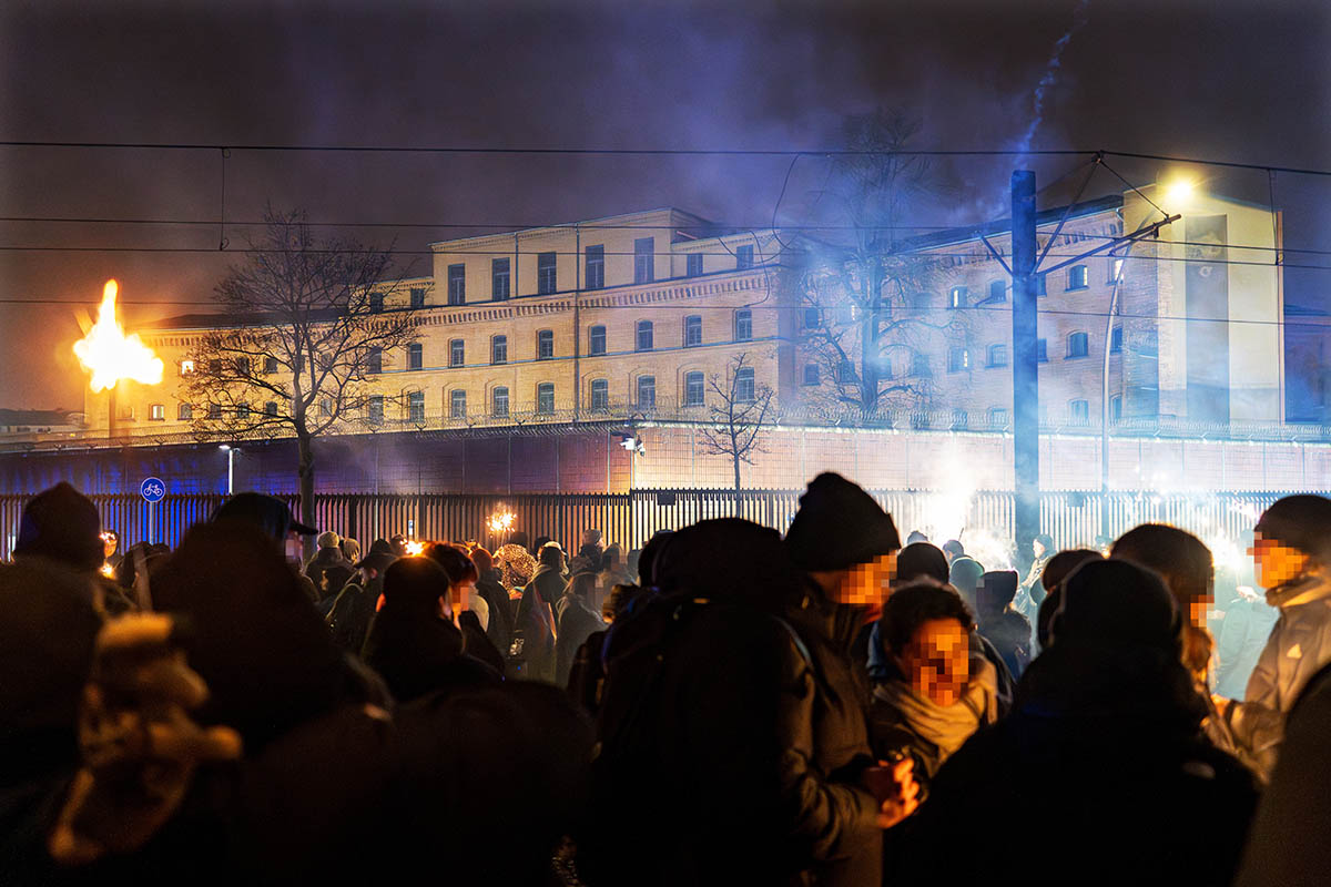 Das Foto von © Björn Obmann zeigt die Knastdemo vor der JVA Moabit