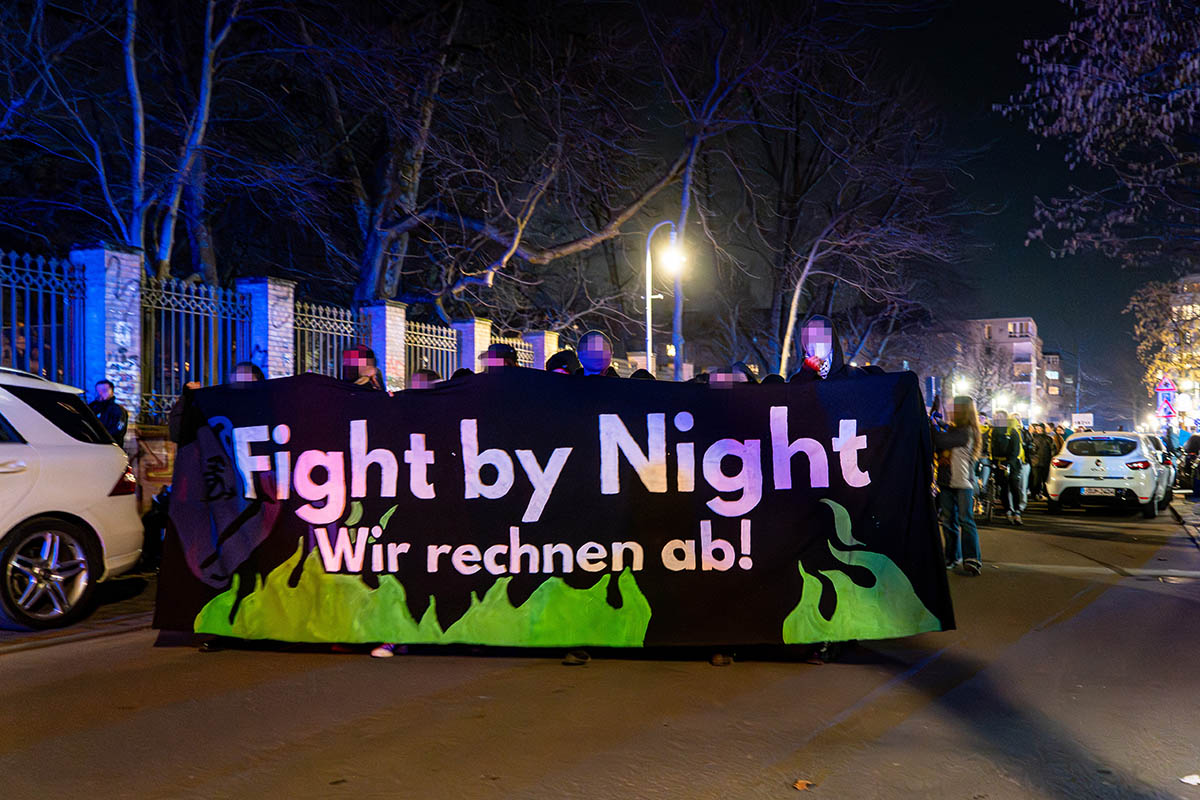 Das Foto von © Björn Obmann zeigt die Demo mit dem Fronttransparent mit der Aufschrift "Fight by Night Wir rechnen ab!"
