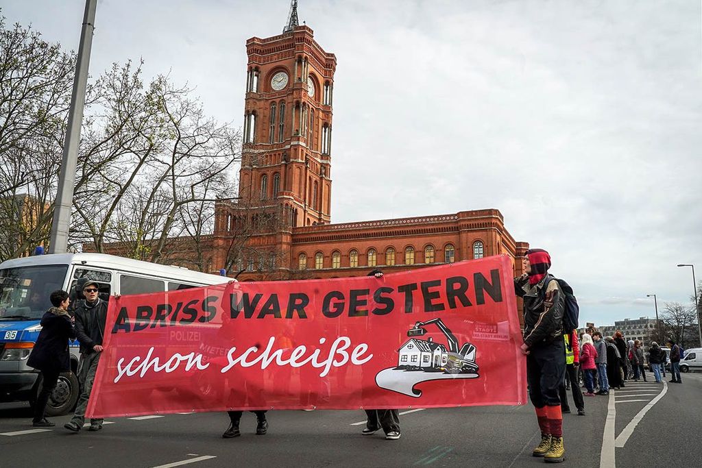 Das Foto von © heba zeigt das Transparent mit dem Text "Abriss war gestern schon Scheiße" mit dem "Roten Rathaus" im Hintergrund.