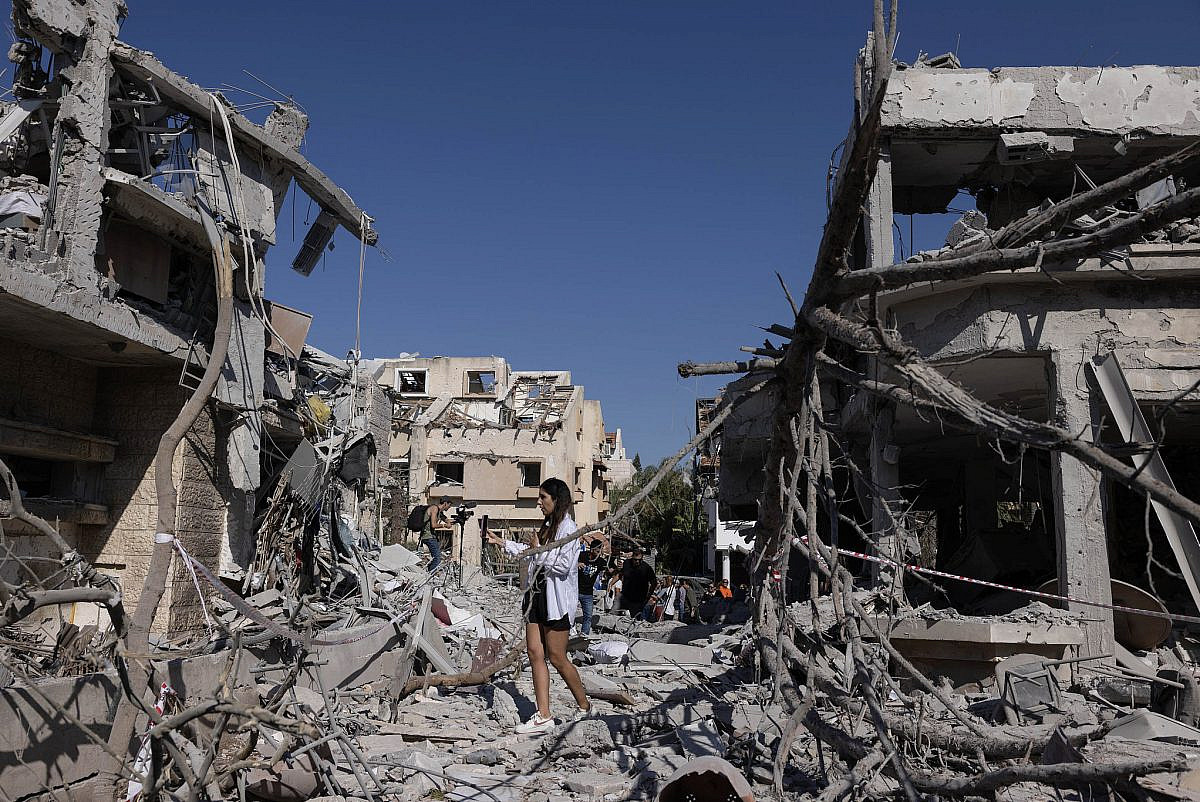 Zerstörte Häuser in der israelischen Stadt Rishon LeZion in Zentralisrael, nachdem eine aus dem Iran abgefeuerte ballistische Rakete am 14. Juni 2025 die Gegend getroffen hat. (Oren Ziv)