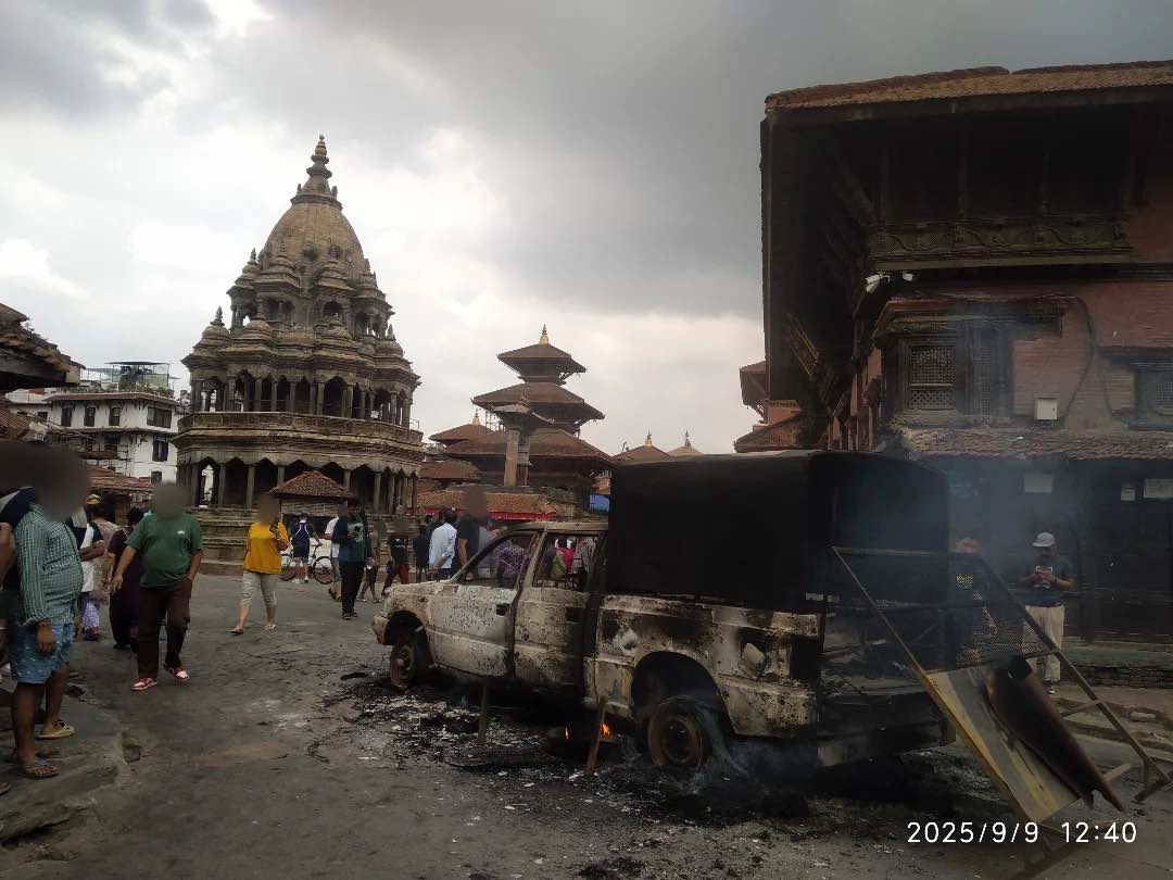 Ein ausgebranntes Auto der nepalesischen Polizei vor dem Patan Durbar Square am 9. September 2025.