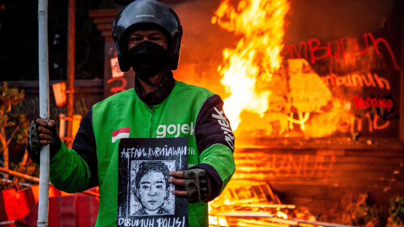 Ein Demonstrant in Indonesien hält ein Schild mit der Aufschrift „Affan Kurniawan – von der Polizei getötet”.