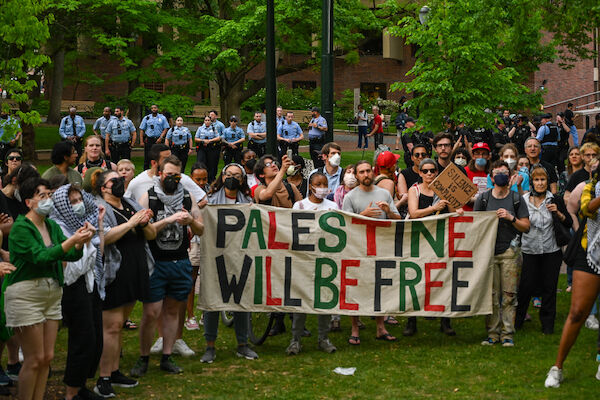 Über 300 Arbeiter, Studenten und Gemeindemitglieder demonstrierten am 8. Mai 2024 in Philadelphia für Palästina und beendeten ihren Marsch am Camp der University of Pennsylvania für Gaza.