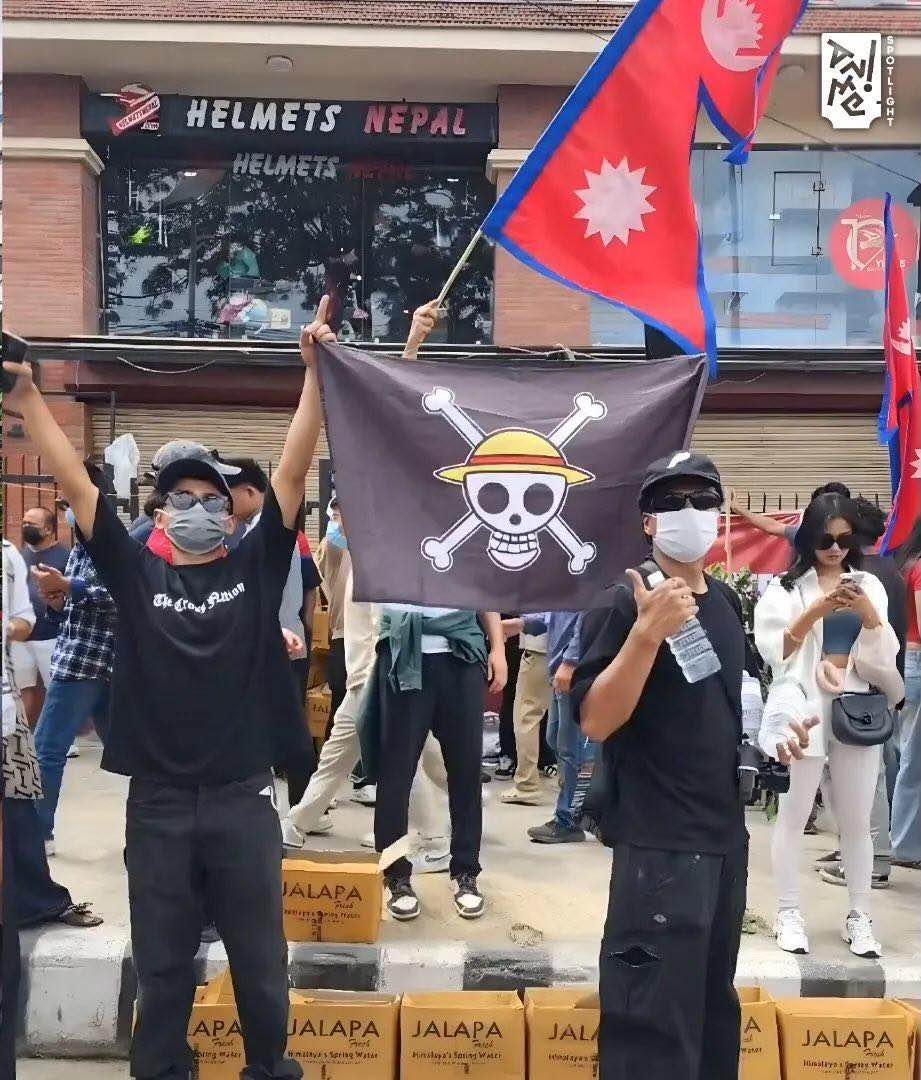 Ein Demonstrant in Nepal zeigt eine „One Piece“-Piratenflagge, die zum Symbol der Rebellion in Indonesien geworden ist.