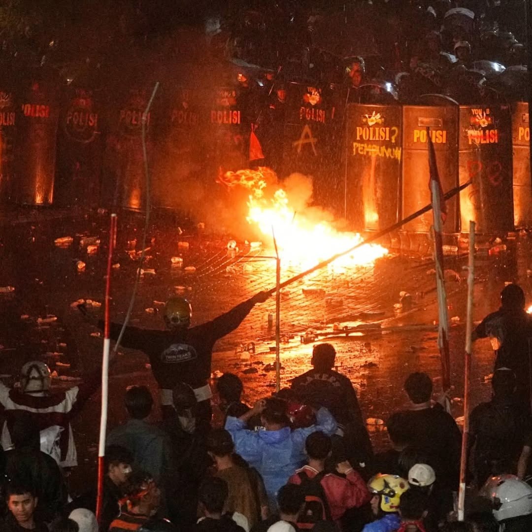 Studenten konfrontieren die Polizei während einer Protestaktion vor dem regionalen Polizeipräsidium in Jakarta, Indonesien, am 29. August 2025.
