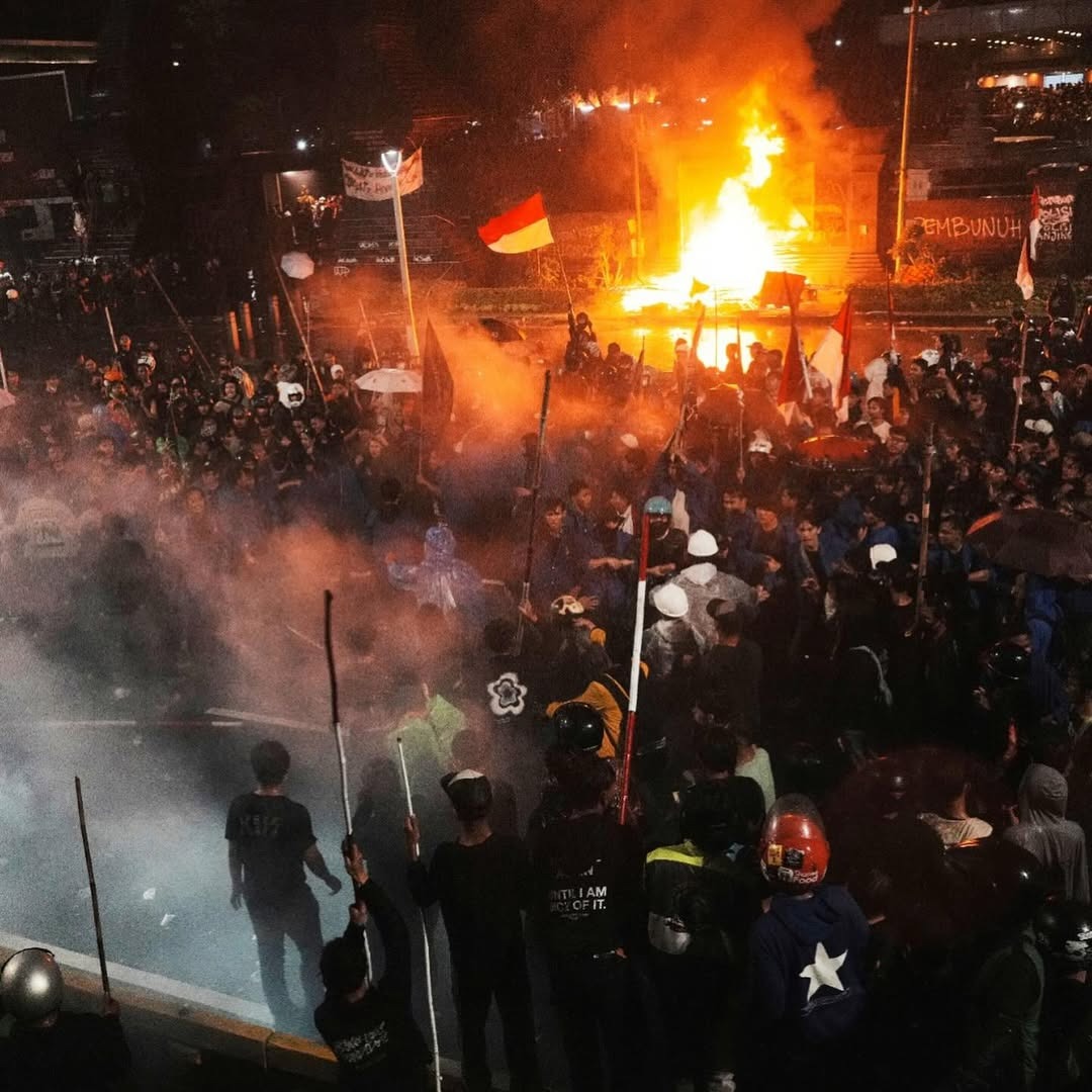Demonstranten versammeln sich vor dem Hauptquartier der Regionalpolizei von Jakarta.