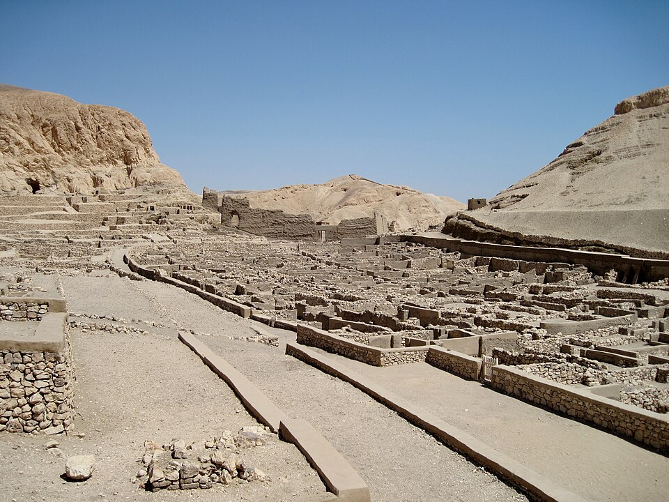 Das Foto von Olaf Tausch zeigt die Ruinen der Arbeitersiedlung von Deir el-Medina („Kloster der Stadt“), altägyptisch Set Maat („Platz der Wahrheit“), in Theben-West bei Luxor, Ägypten
