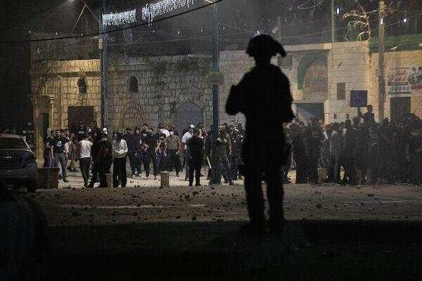 Israelische Polizeieskorte begleitet rechtsgerichtete Siedler bei ihrem Angriff und Zusammenstoß mit Palästinensern in der Stadt Lod/Lyd am 12. Mai 2021. (Oren Ziv/Activestills)