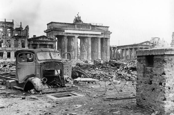 Blick über den Pariser Platz auf das Brandenburger Tor, Foto von Anfang Juni 1945