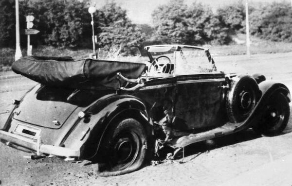 Das Foto zeigt Heydrichs Wagen Mercedes-Benz W 142 nach dem Attentat vom 27. Mai 1942