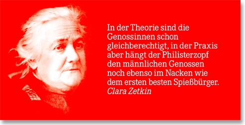 Foto von Clara Zetkin mit ihrem Zitat: "In der Theorie sind die Genossinen schon gleichberechtigt, in der Praxis aber hängt der Philisterzopf den männlichen Genossen noch ebenso im Nacken wie dem ersten besten Spießbürger."