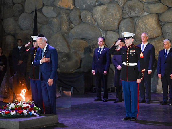 Präsident Isaac Herzog, Premierminister Yair Lapid und Verteidigungsminister Benny Gantz am Mittwoch, 13. Juli 2022 zusammen mit US-Präsident Joe Biden in Yad Vashem in der Halle der Erinnerung bei einer Gedenkzeremonie.