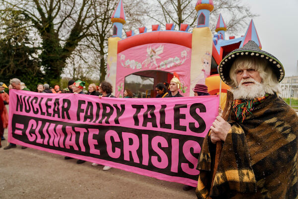 © Eric De Mildt / Greenpeace Aktivisten protestieren mit Feenkostümen und einer aufblasbaren Burg vor dem Atomenergie-Gipfel in Brüssel, Belgien, in der Nähe des Atomium-Gebäudes. <br />
Foto: © Eric De Mildt / Greenpeace
