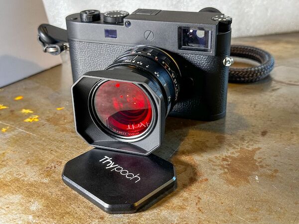 Leica M11M mit Thypoch 28mm/f1.4 Linse sowie Tiffen Rotfilter.