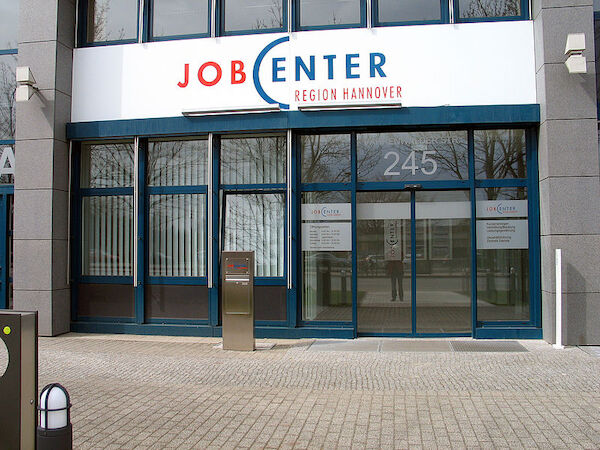 Eingang zum Jobcenter Region Hannover an der Vahrenwalder Straße 145 in Hannover.