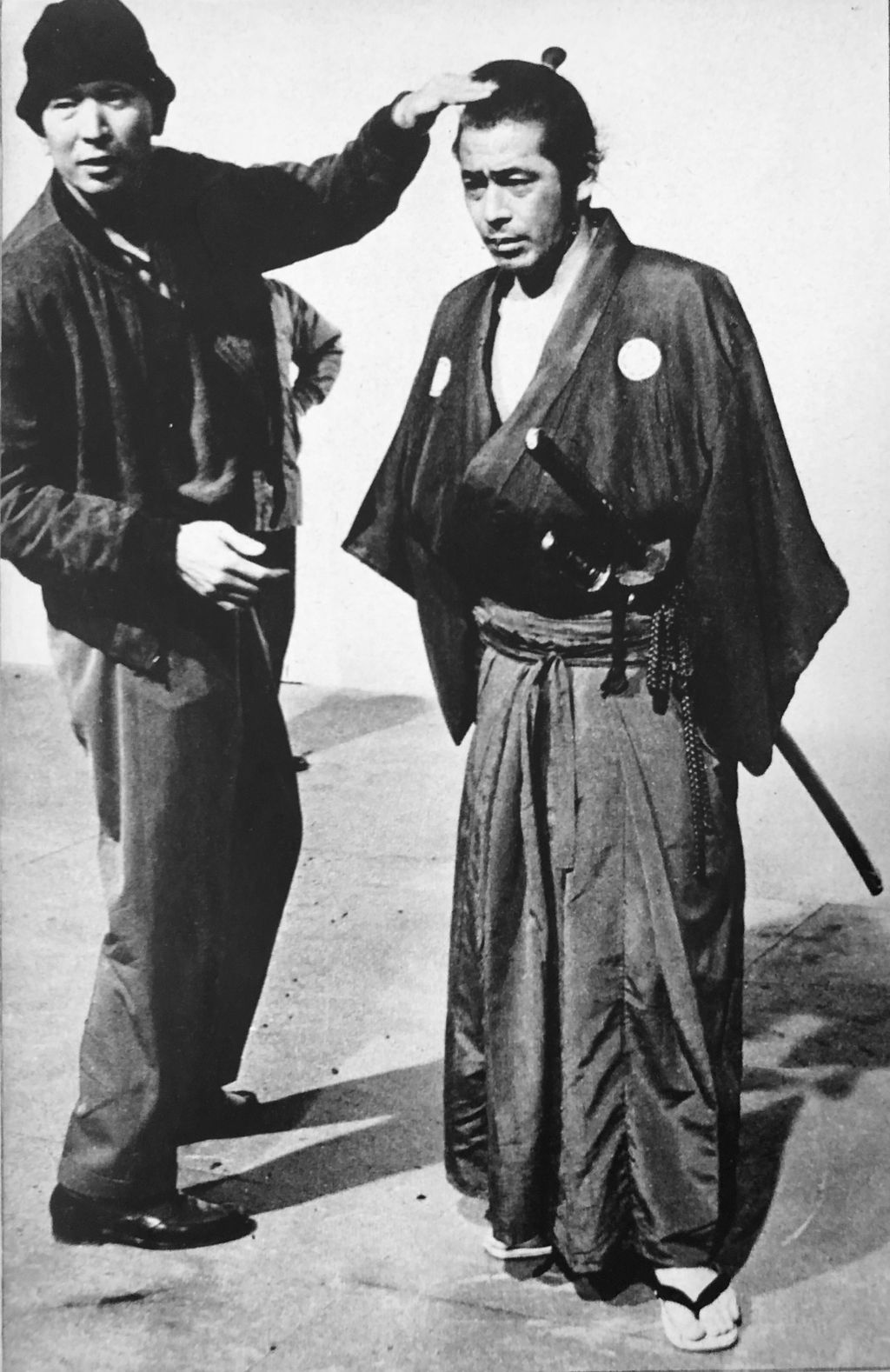 Akira Kurosawa (links) und Toshiro Mifune bei Testaufnahmen zu "Yojimbo" (Der Leibwächter), 1961