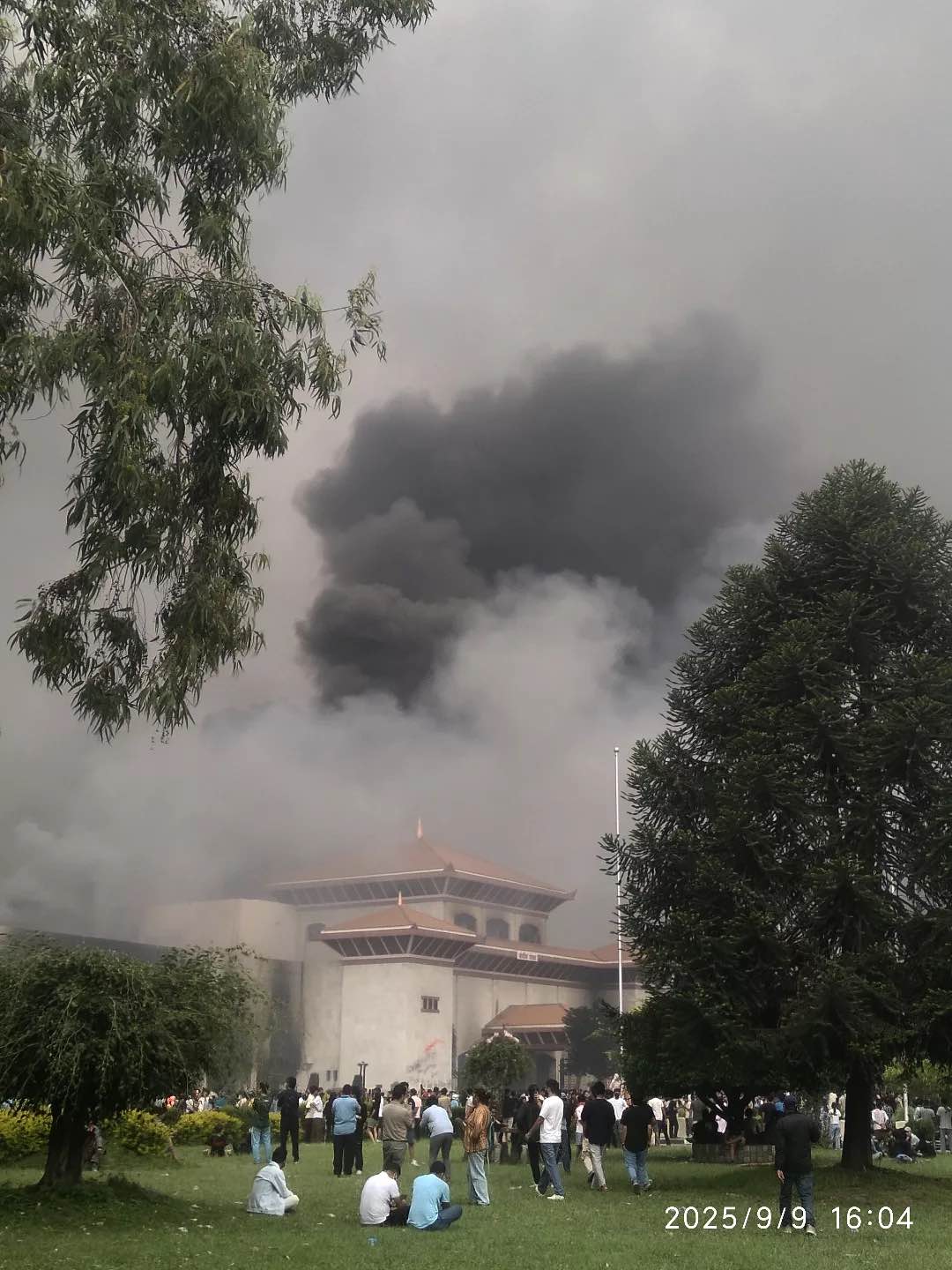 Das Foto zeigt das brennende Parlament
