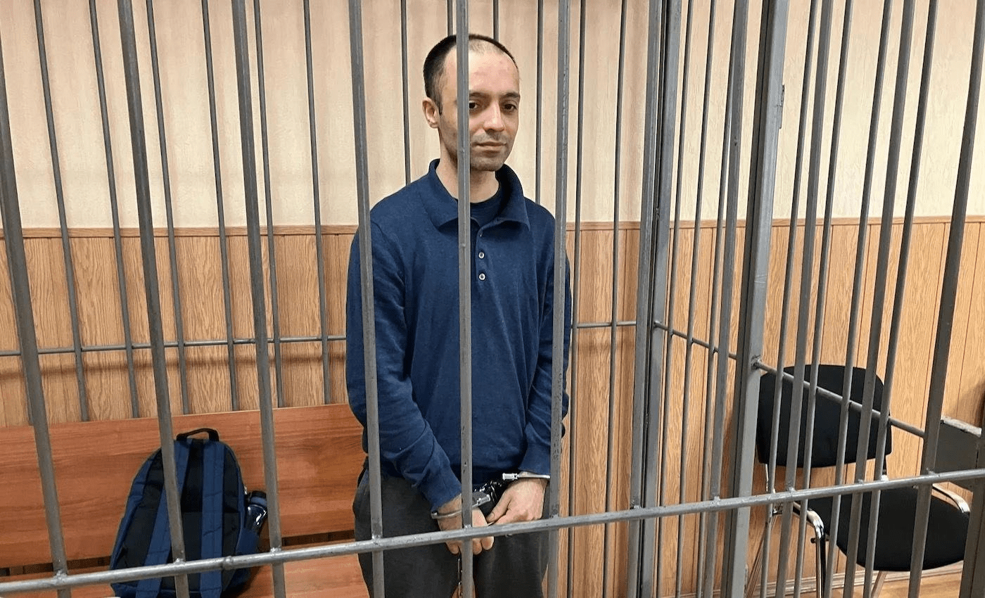 Ruslan Sidiki in einem Käfig vor Gericht