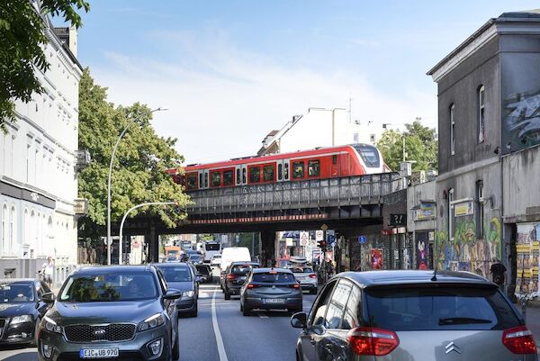 Das Foto zeigt eine S-Bahn, die die Sternbrücke überquert. Darunter fahren Autos.