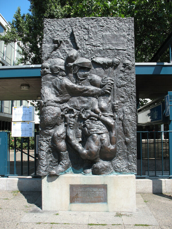 Der Tod des Demonstranten" von Alfred Hrdlicka. Gedenkrelief für Benno Ohnesorg vor der Deutschen Oper Berlin. Der Tod des Demonstranten" von Alfred Hrdlicka. Gedenkrelief für Benno Ohnesorg vor der Deutschen Oper Berlin.