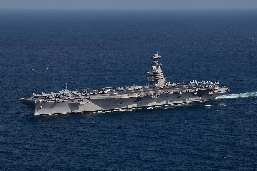 Der Flugzeugträger USS Gerald R. Ford (CVN-78) der US-Marine befährt den Atlantik während einer simulierten Meerengepassage mit der Gerald R. Ford Carrier Strike Group (GRFCSG) im Atlantik am 9. Oktober 2022.