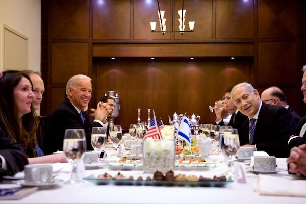 Vizepräsident Joe Biden trifft sich am 9. März 2010 in Jerusalem mit dem israelischen Premierminister Benjamin Netanjahu. (Offizielles Foto des Weißen Hauses von David Lienemann)