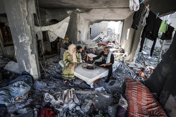 Foto: © WFP/Ali Jadallah Auf dem Foto machen Khaled und Siham Qallayet Bandora (Tomaten) mit den einzigen 3 Tomaten, die sie noch im Haus haben. Um Feuer zum Kochen zu machen, verwenden sie die Holzreste der Möbel ihres Hauses. Trotz der schweren Schäden können sie nirgendwo anders hin und bleiben lieber zu Hause.