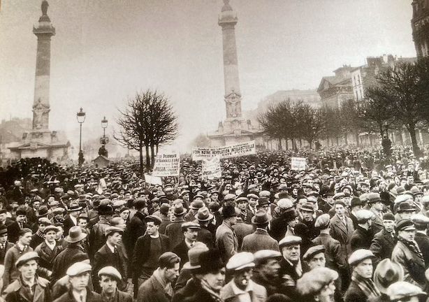 Das historische Foto zeigt die Szenerie auf dem Place de la Nation