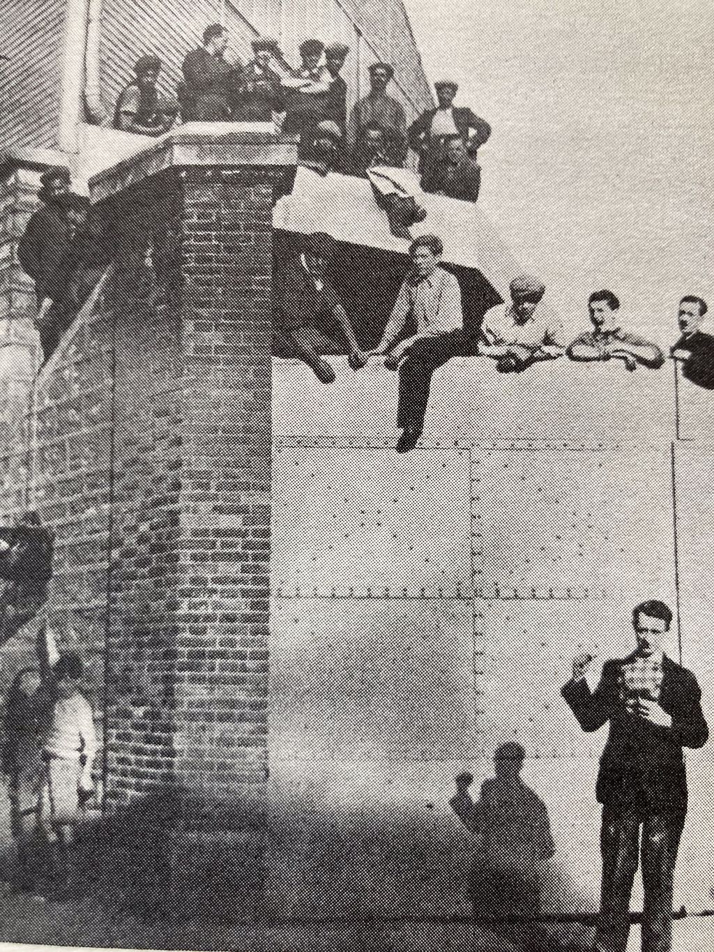 Das historische Foto zeigt ein von Streikenden besetztes Werkstor