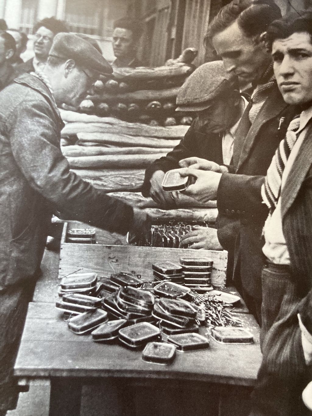 Das historische Foto zeigt eine Essensausgabem bei der die Streikenden unter anderem Baguettes und eine Dose Fisch erhalten