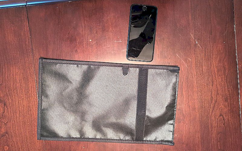 Das Foto zeigt ein Handy und eine RFID sichere Tasche dafür. (Beschreibung des Inhalts siehe Text weiter unten)