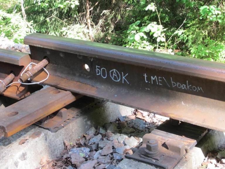 Das Bild zeigt eine losgeschraubte Eisenbahnschiene