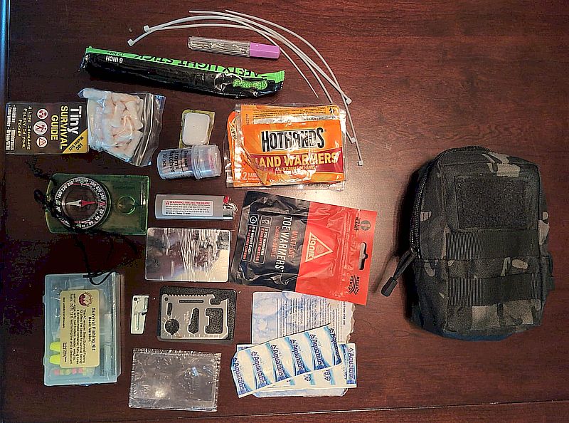 Das Foto zeigt ein Survival Kit. (Beschreibung des Inhalts siehe Text weiter unten)