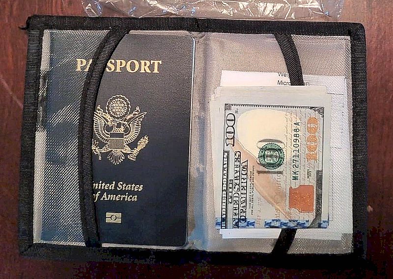 Das Bild zeigt eine Tasche für Ausweise sowie Pass, Bargeld und Hundeimpfpass