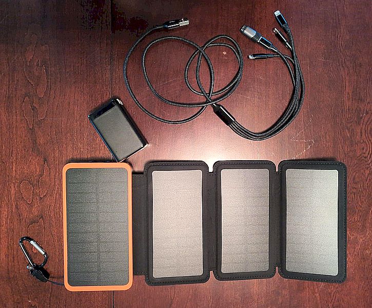 Das Foto zeigt eine mobile Solarladestation (Beschreibung des Inhalts siehe Text weiter unten)