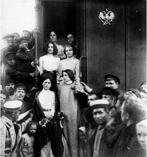 Maria Spiridonowa (u. li.), nach dem Attentat 1906 zur Verbannung nach Sibirien verurteilt, mit ihren Mitstreiterinnen vor der Abfahrt des Zuges Maria Spiridonowa (u. li.), nach dem Attentat 1906 zur Verbannung nach Sibirien verurteilt, mit ihren Mitstreiterinnen vor der Abfahrt des Zuges